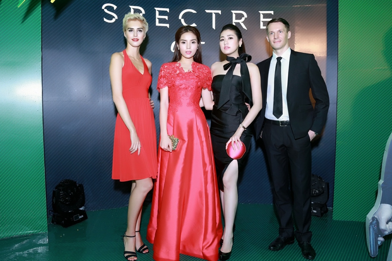 Đi bên Tú Anh, Kỳ Duyên lúc nào cũng giống như một cô em bé bỏng và sẵn sàng chăm sóc chỉnh lại váy áo cho chị khi chiếc nơ trên cổ của Tú An bung ra, Kỳ Duyên tỉ mỉ thắt lại, khiến cho hình ảnh Hoa hậu, Á hậu càng gắn kết xóa nhòa 