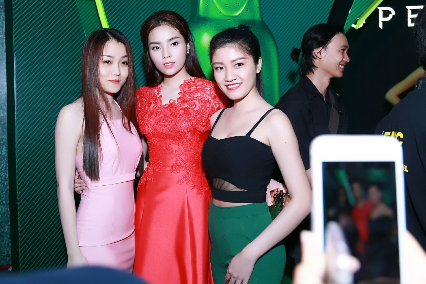 Bên cạnh đó, người đẹp 19 tuổi cũng ưu tiên thời gian cho những hoạt động phong trào của sinh viên trong trường đại học cũng trên toàn quốc. 