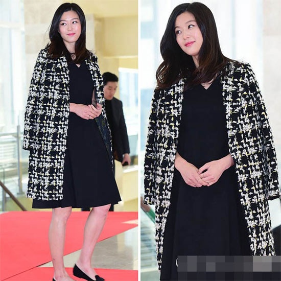 Tại lễ trao giải Korean Popular Culture And Arts Awards 2015 diễn ra ở Seoul, nữ diễn viên Jeon Ji Hyun sang trọng khi mặc váy đen kết hợp áo khoác họa tiết bắt mắt.