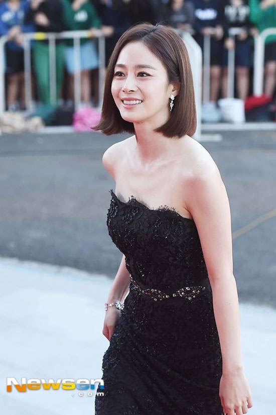 Trên thảm đỏ lễ trao giải Korea Drama Award 2015 diễn ra tại tỉnh Gyeongsangnam, Hàn Quốc,  Kim Tae Hee xinh đẹp như nữ thần nhờ bộ váy đen cúp ngực, xẻ đùi chất liệu ren.