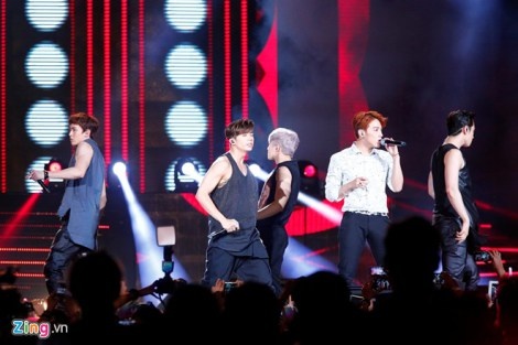 2PM biểu diễn tại Việt Nam.