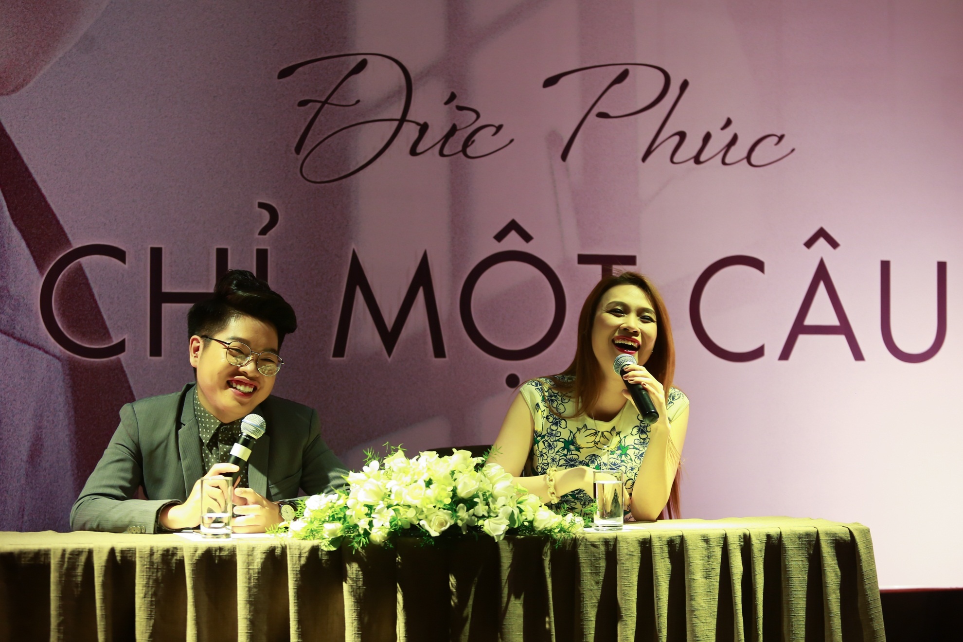 Bối cảnh quay MV khá đơn giản, thiên về khai thác tâm lý và cảm xúc để làm nền nâng giọng hát sâu lắng, tình cảm của người hát nhiều hơn là trưng trổ những kỹ thuật, kỹ xảo hoành tráng. 