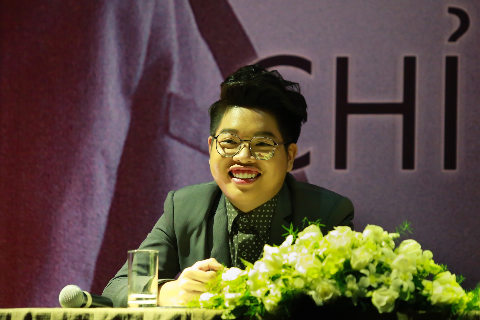 Ca khúc của Phạm Toàn Thắng là lời tâm sự của chàng trai thất tình. Nam nhạc sĩ chia sẻ tâm trạng lo lắng khi giao Đức Phúc sáng tác này bởi chàng trai 18 tuổi chưa từng trải qua cảm giác yêu. Tuy nhiên khi bước vào phòng thu, Đức Phúc nhanh chóng lấy cảm xúc để hoàn thành bản thu âm. 