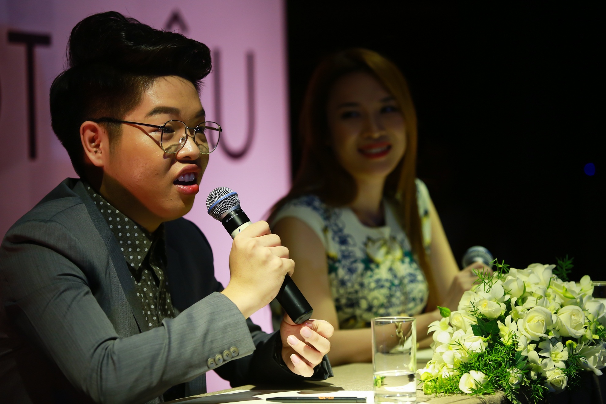 Nói về ca khúc Chỉ một câu, Mỹ Tâm cho biết rất ấn tượng với sáng tác này ngay từ lần đầu tiên nghe. Do đó, cô không tránh khỏi cảm giác ganh tỵ với sản phẩm đầu tay của học trò. Tuy nhiên, nữ ca sĩ cũng dí dỏm cho biết nếu mình thể hiện chắc chắn sẽ không hay bằng Đức Phúc.