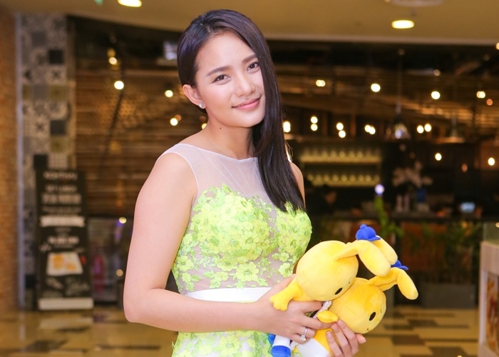 Phan Nhu Thao le bong di xem phim sau le dinh hon dai gia hinh anh