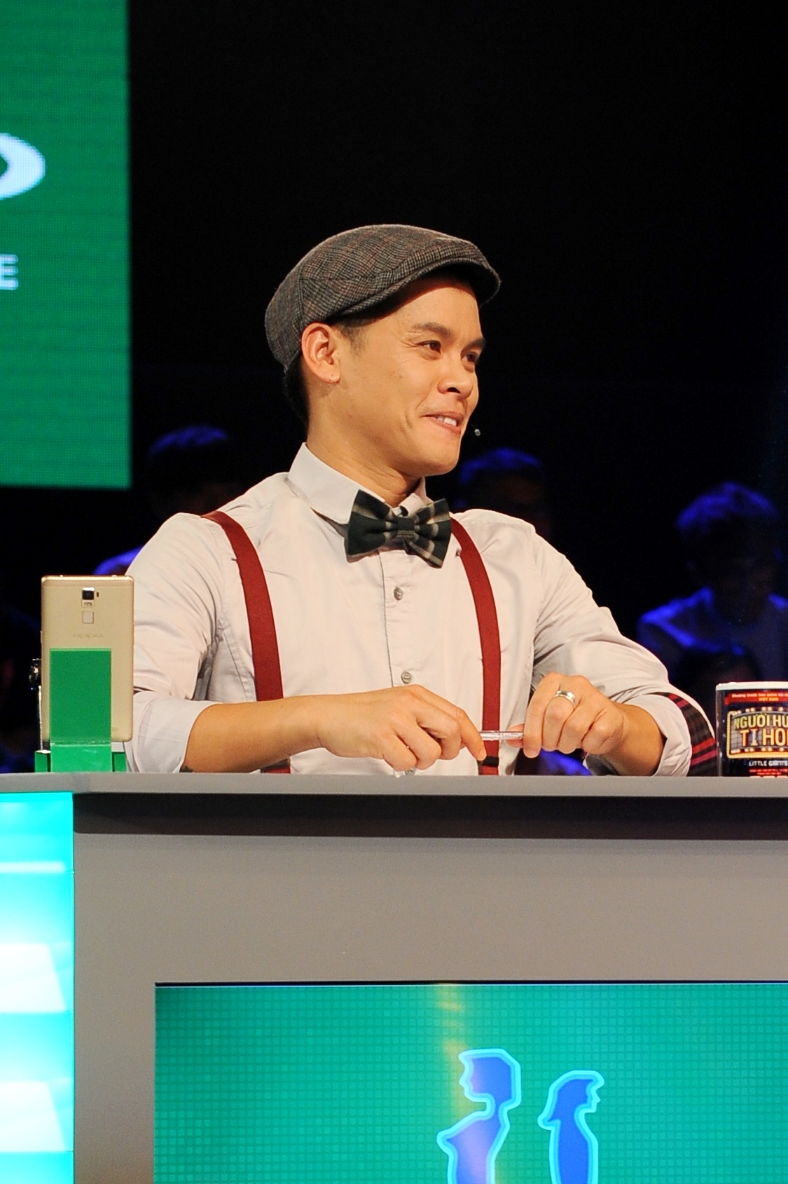 Giám khảo John Huy Trần bối rối vì không hiểu tiếng Việt.