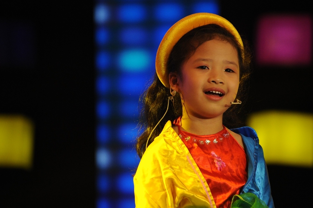 Tài năng nhí Ngọc Hân làm nam giám giám khảo Việt kiều phải khó xử vì vốn tiếng Việt hạn chế.