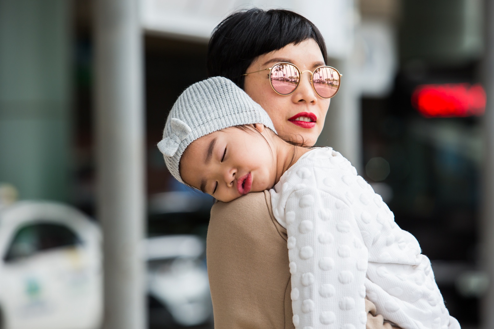 Con gai Xuan Lan ngu tren vai me hinh anh