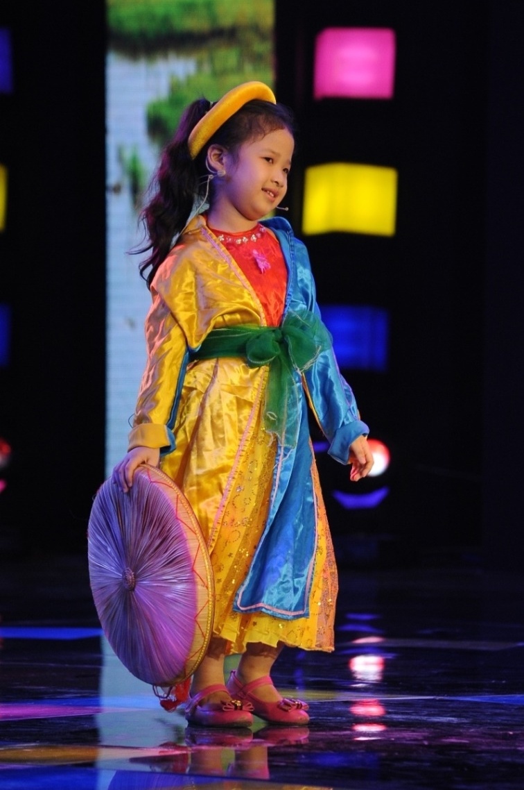 cô bé dễ thương nhưng vô cùng hiếu động Ngọc Hân, thì trong phần trình diễn tuần này, mọi người sẽ một phen bất ngờ bởi sự nữ tính trong bộ áo tứ thân duyên dáng khi Ngọc Hân trình bày ca khúc Em đi chùa Hương. Với một số góp ý nhỏ về trang phục từ ban giám khảo, nhưng tiết mục của Ngọc Hân vẫn mang lại sự thú vị và lôi cuốn người xem. Đặc biệt, trong phần trình diễn này, khán giả sẽ một phen cười nghiêng ngã bởi John Huy Trần khi hỏi Cẩm Ly về ý nghĩa của ca khúc. 