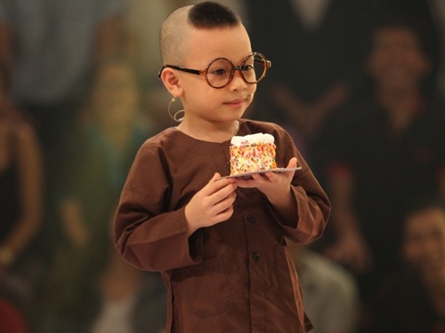 Be 4 tuoi hat 'Lay vo nguoi ta' khien cu dan mang thich thu hinh anh