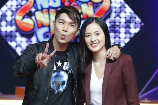 Ha Vi nhi nhanh ben canh Cuong Seven hinh anh
