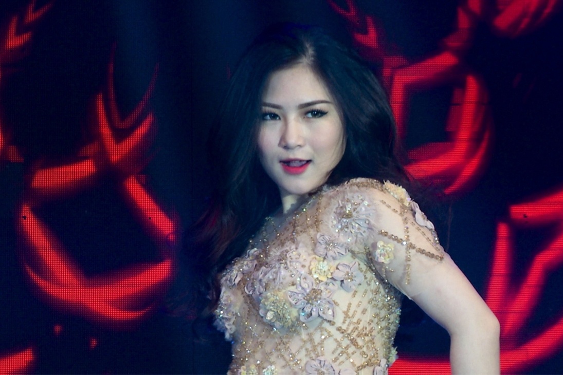 Thu Minh, Huong Tram nhay boc lua tren san khau hinh anh