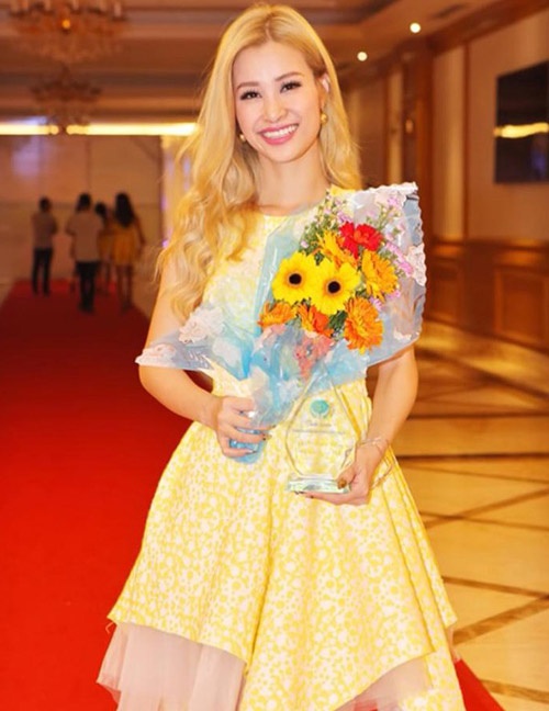 Bộ trang phục của Đôn Nhi bị chương trình Bitches in town chê bai thậm tệ.