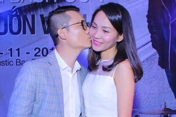 Hoang Bach hon vo giua chon dong nguoi hinh anh