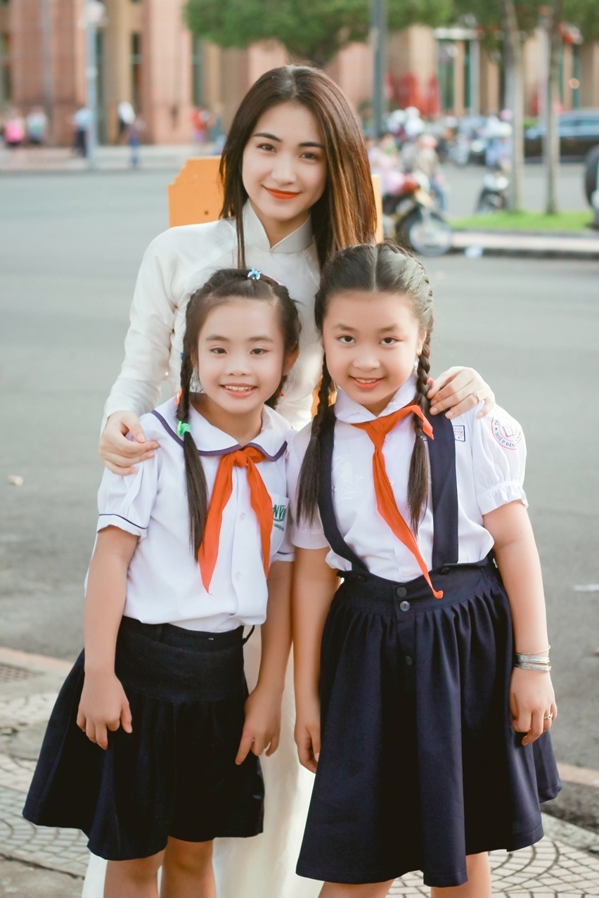 Có nhiều ý kiến cho rằng Hòa Minzy không phù hợp với vai trò “nặng ký “ này. Nhưng sau tập đầu tiên phát sóng, cô mang đến ấn tượng về khả năng lãnh đạo, yêu thương, chăm sóc trẻ em. Trong ảnh, nữ ca sĩ chụp ảnh cùng cô bé sở hữu giọng hát truyền cảm Mai Anh (phải) và vũ công nhí Mỹ Hiền.