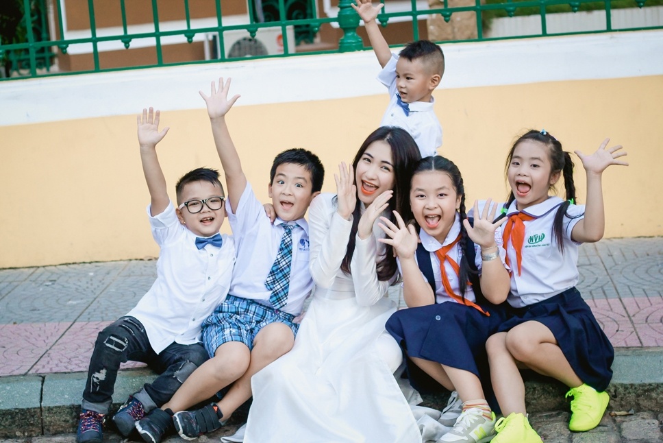 Hoa Minzy gay chu y khi dao pho cung hoc tro hinh anh