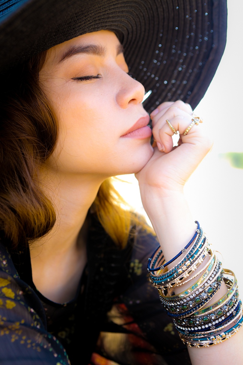 Trong MV, nữ hoàng giải trí hóa thân vào hình tượng cô gái du mục đậm chất digan. Trang phục, phụ kiện mang chút bụi bặm của miền viễn Tây.