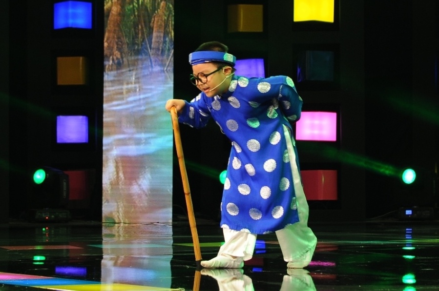 Doi thu Ku Tin dang yeu khi hat 'Cay cau dua' hinh anh