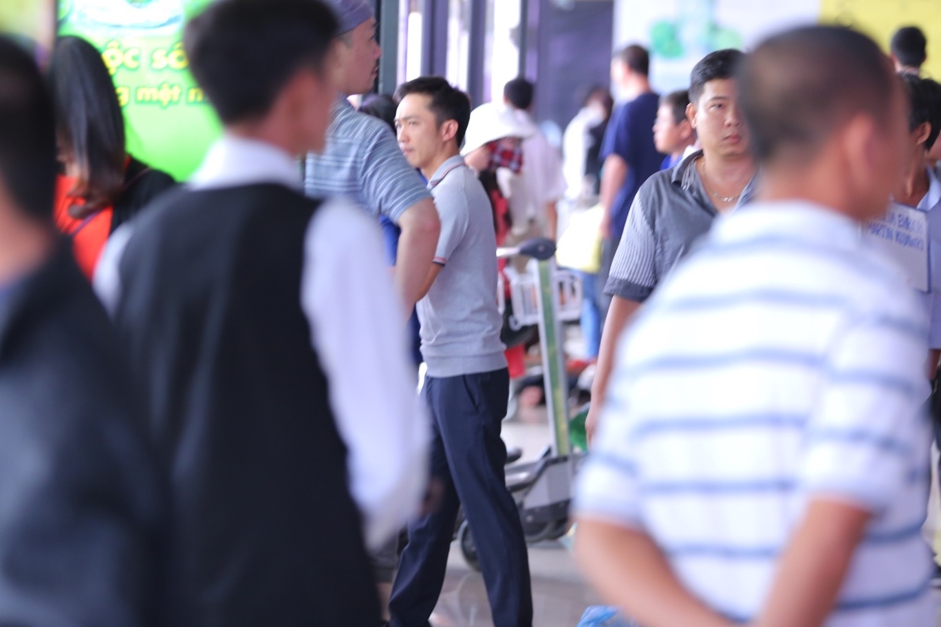 Tại sân bay, cặp đôi ăn mặc khá giản dị. Cường Đô La đơn giản với áo thun quần tây, trong khi đó nữ diễn viên sinh năm 1992 cũng không ăn mặc quá cầu kỳ. Cô “ngụy trang” bằng cách đeo mắt kính to bản.