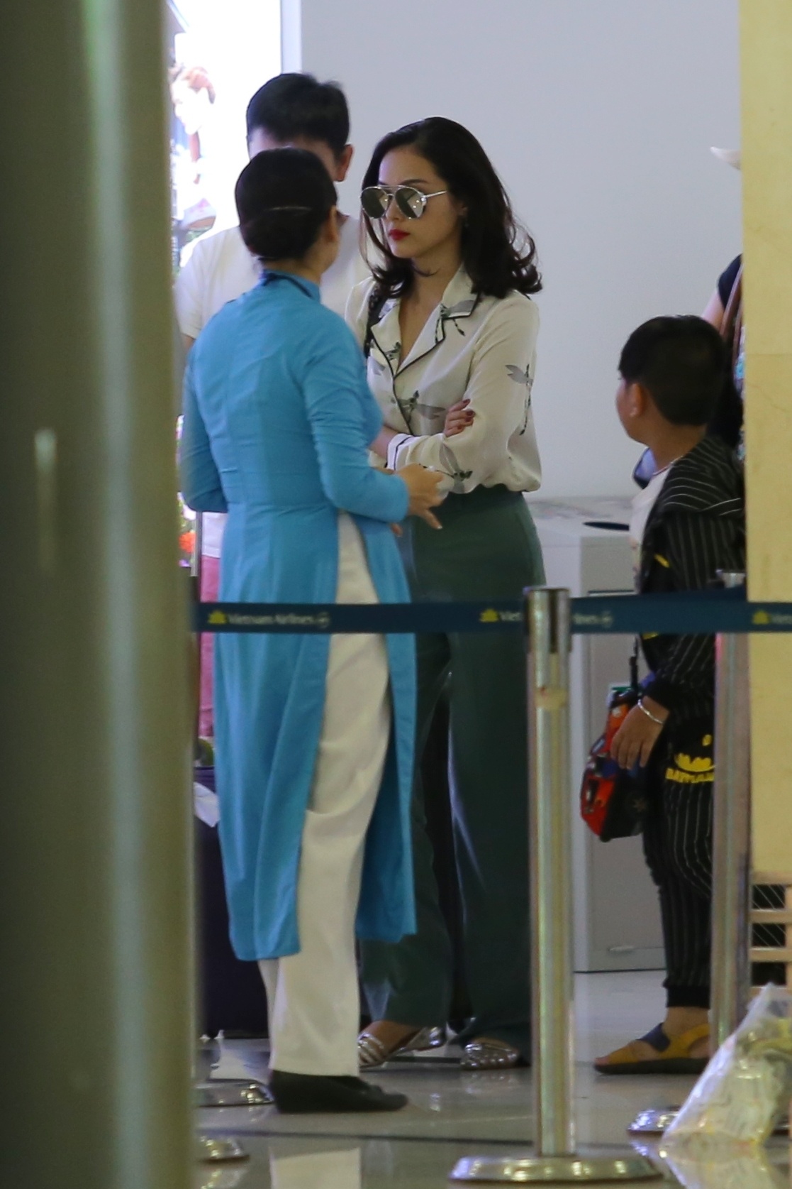 Chiều 23/11, Cường Đô la và người yêu Hạ Vi đáp chuyến bay xuống sân bay Tân Sơn Nhất sau khi cùng nhau dự đám cưới một người bạn thân tại Gia Lai.