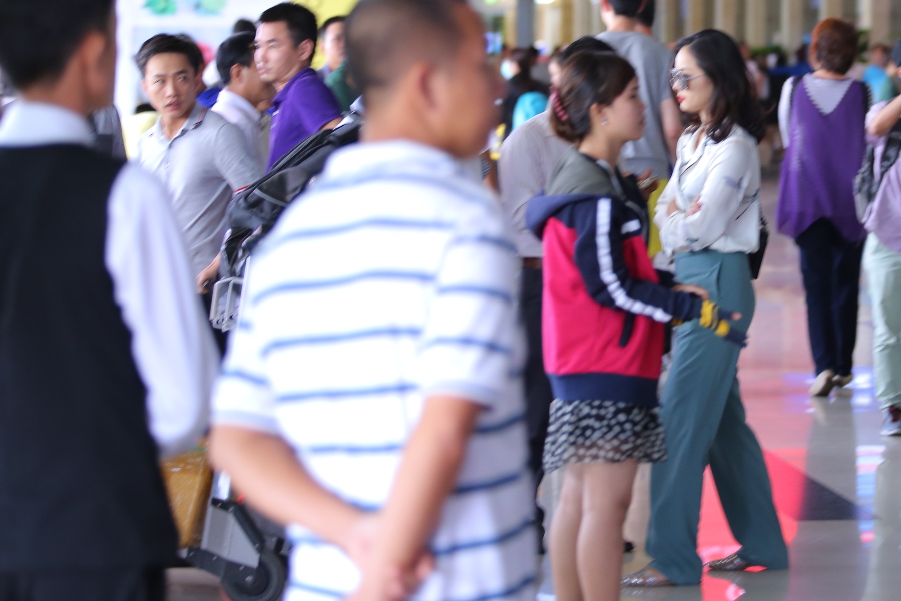 Để tránh sự chú ý, cặp đôi luôn giữ khoảng cách 5m khi di chuyển. Khi ra đến khu vực chờ xe, họ mới đứng cạnh nhau. Lúc này, Cường Đô La tình cảm đặt tay lên eo người tình rồi cả hai cùng lên xe di chuyển ra về.