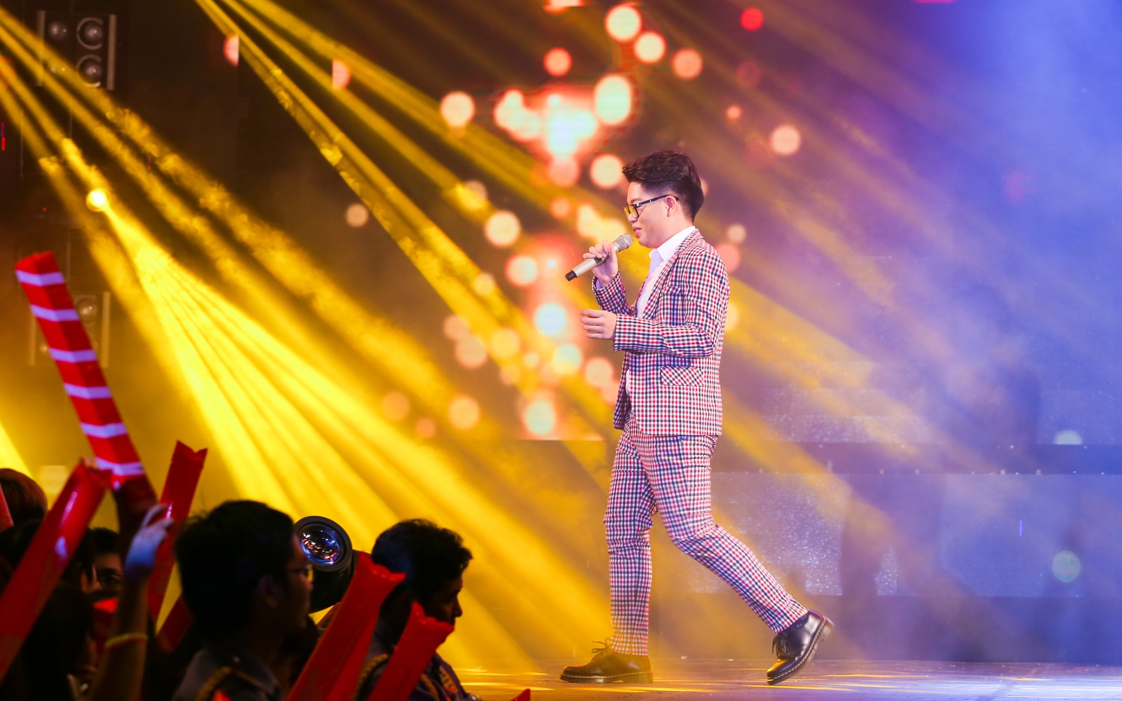 Anh chàng Đức Phúc nhút nhát của The Voice vẫn khá lúng túng, vụng về trên sân khấu, nhưng chất giọng của Phúc vẫn thật tình cảm và tuyệt vời khi anh hát Try – ca khúc nổi tiếng của P!nk. Đức Phúc cũng mang single mới nhất Chỉ Một Câu đến sân khấu MTV Connection lần này. 