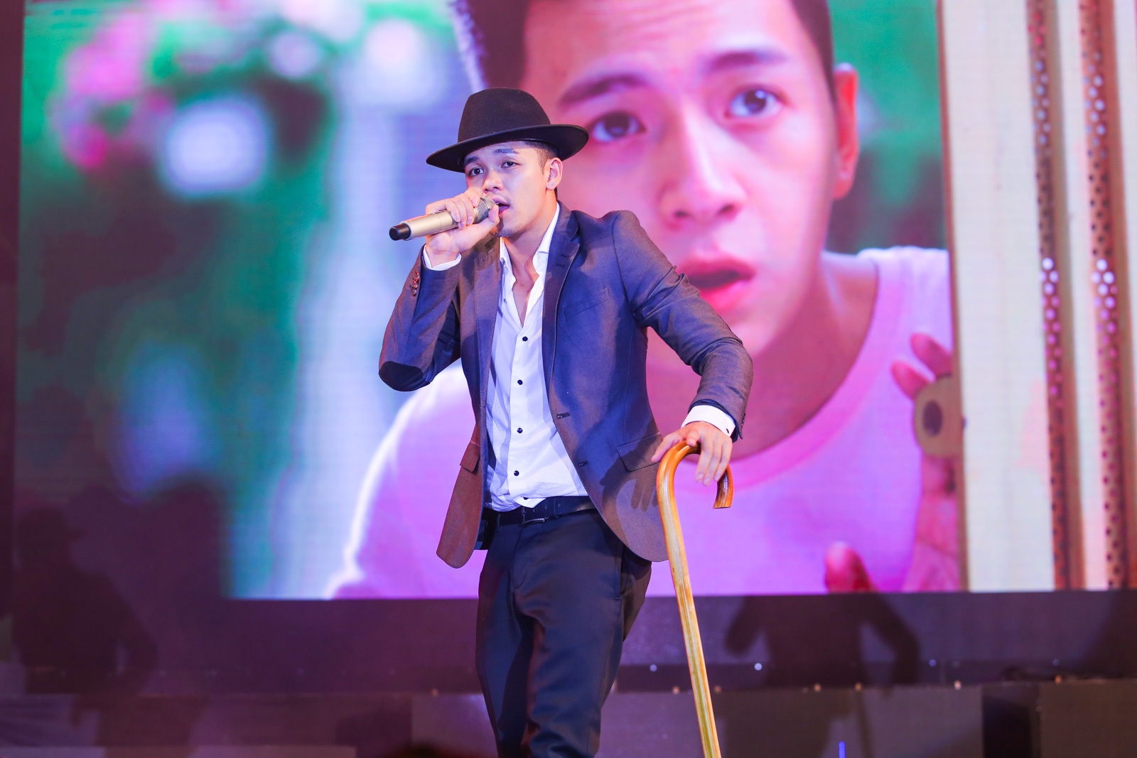 Còn Trọng Hiếu, chàng entertainer từ Việt Nam Idol đã thật sự mê hoặc hơn 4000 khán giả với từng bước nhảy điêu luyện, phong cách biểu diễn vô cùng tự tin cũng như giọng hát mang năng lượng dồi dào mà anh đã dành tặng cho khán giả MTV với Con Đường Tôi và Uptown Funk – ca khúc làm nên tên tuổi của Trọng Hiếu trong Idol.