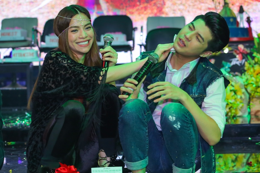 Ho Ngoc Ha cham soc Noo Phuoc Thinh tren san khau hinh anh