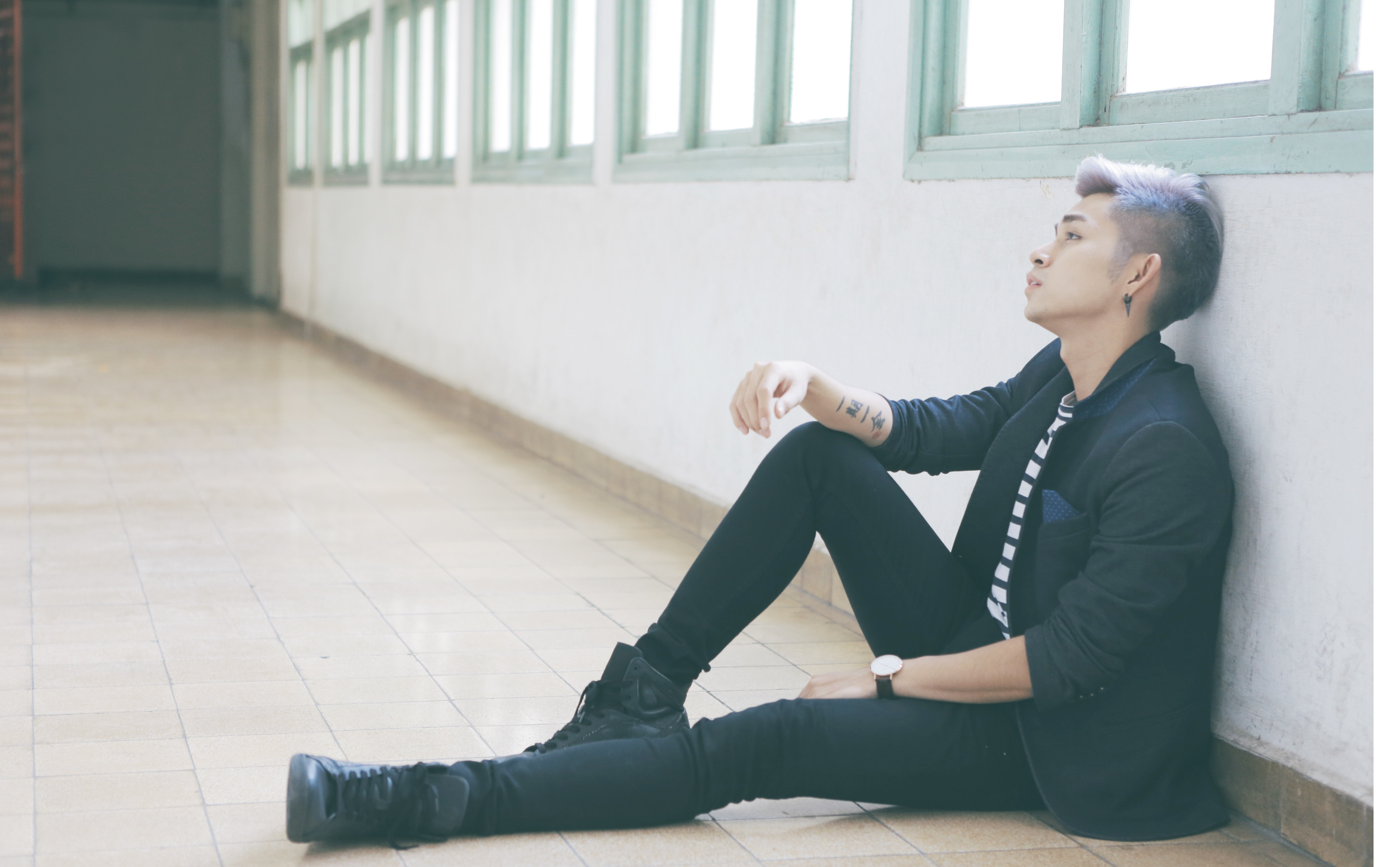 Cô đơn nằm trong album nhạc phim 12 chòm sao: Vẽ đường cho yêu chạy – bộ phim có sự tham gia của Jun trong một vai thứ chính. MV nói về sự cô đơn, thương nhớ của chàng trai khi người yêu bỏ đi. Anh đi khắp mọi nơi để tìm kiếm cô gái ấy, đi đến đâu, những hình ảnh, kỉ niệm của cả hai một lần nữa xuất hiện trong tâm trí khiến anh càng cảm thấy day dứt và lạc lõng.