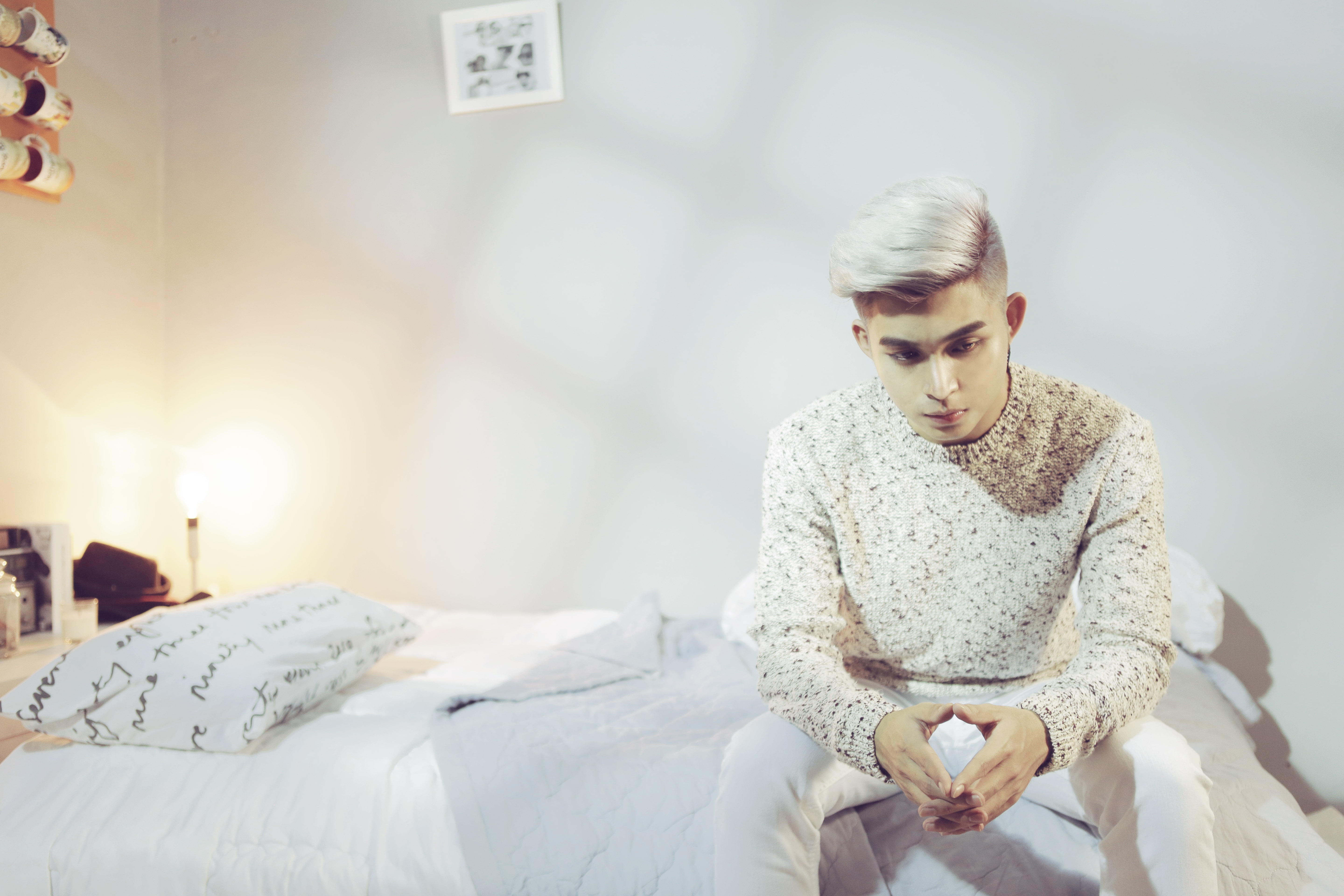 MV Cô đơn được Jun bắt tay thực hiện ngay sau khi bộ phim 12 chòm sao: Vẽ đường cho yêu chạy” được công chiếu. 