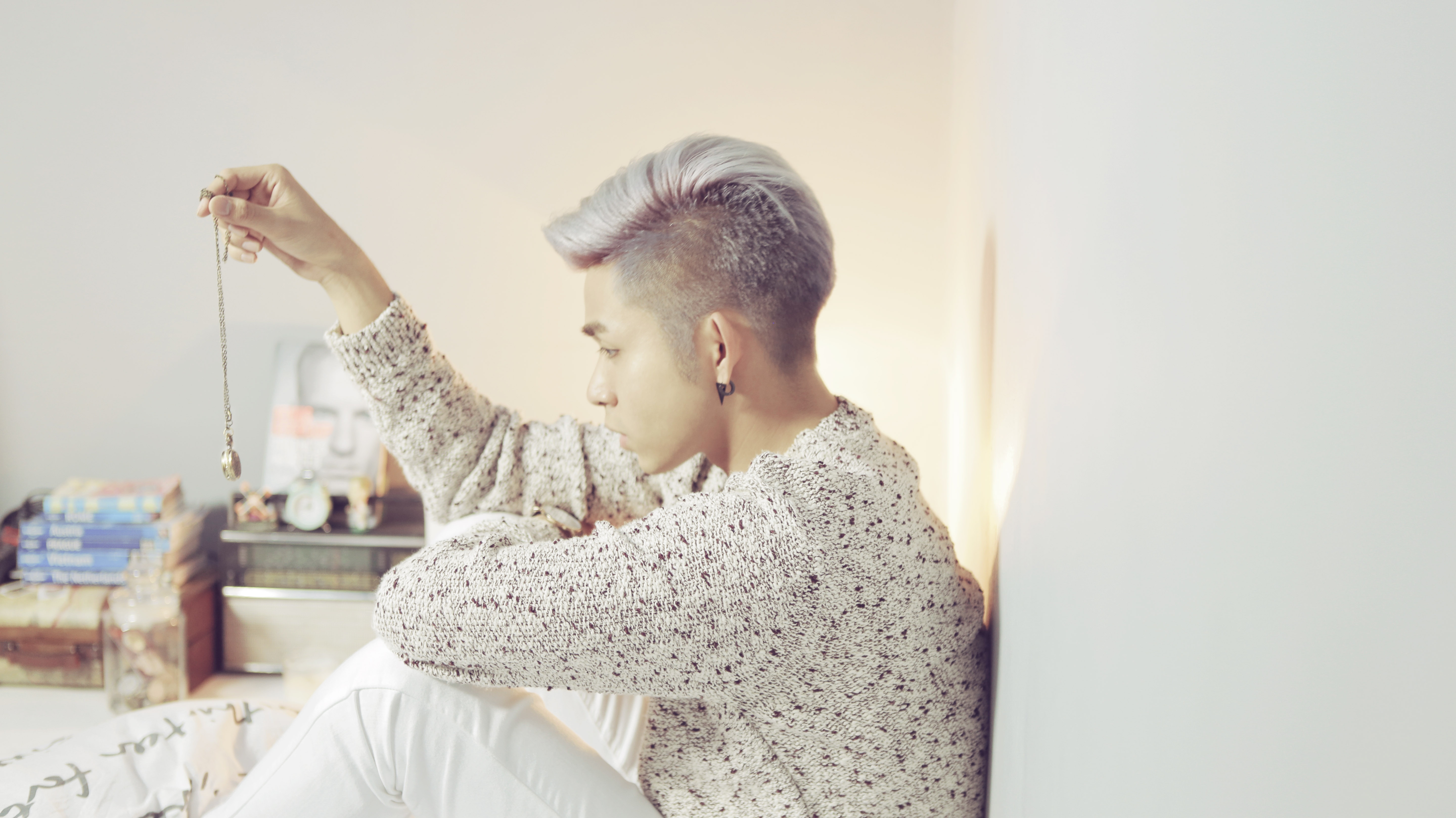 Trong quá trình thực hiện, Jun và ê-kíp có rất nhiều kỷ niệm. Trong đó, đáng nhớ nhất là khi chàng ca sĩ kiêm nhà văn trẻ nằm giữa sân của một tòa cao ốc và để flycam lấy bối cảnh. Tuy nhiên , nhiều người dân xung quanh lầm tưởng có người té ngã nên gọi xe cứu thương đến cấp cứu. Trước sự hiểu lầm này, ê-kíp phải giải thích và xin lỗi rất nhiều. 