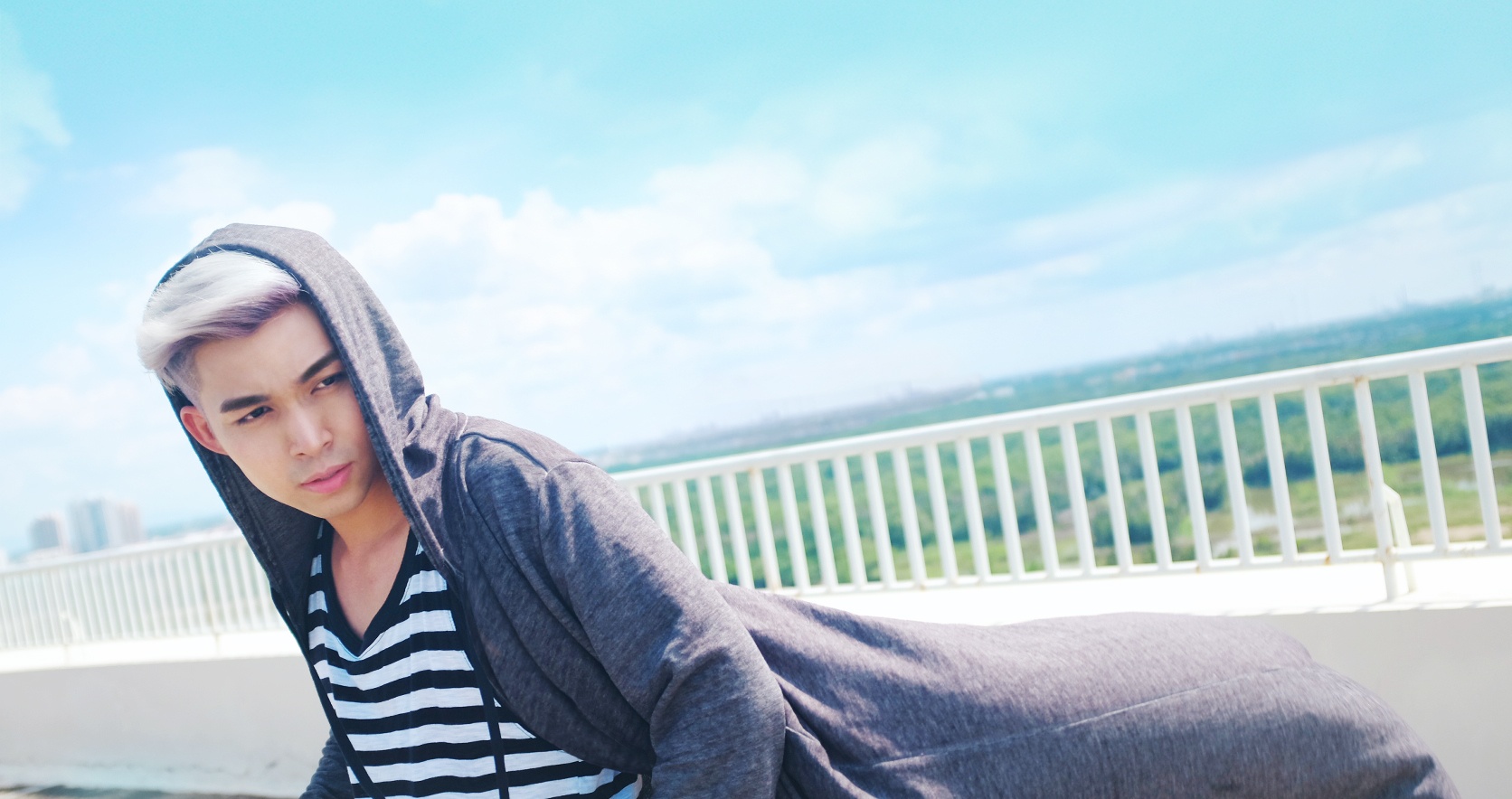 Bên cạnh đó, một số cảnh quay được thực hiện trên sân thượng vào lúc giữa trưa nên khá nắng nóng và oi bức. Tuy nhiên Jun vẫn rất cố gắng diễn xuất với hi vọng đem đến cho khán giả một MV thật đẹp.