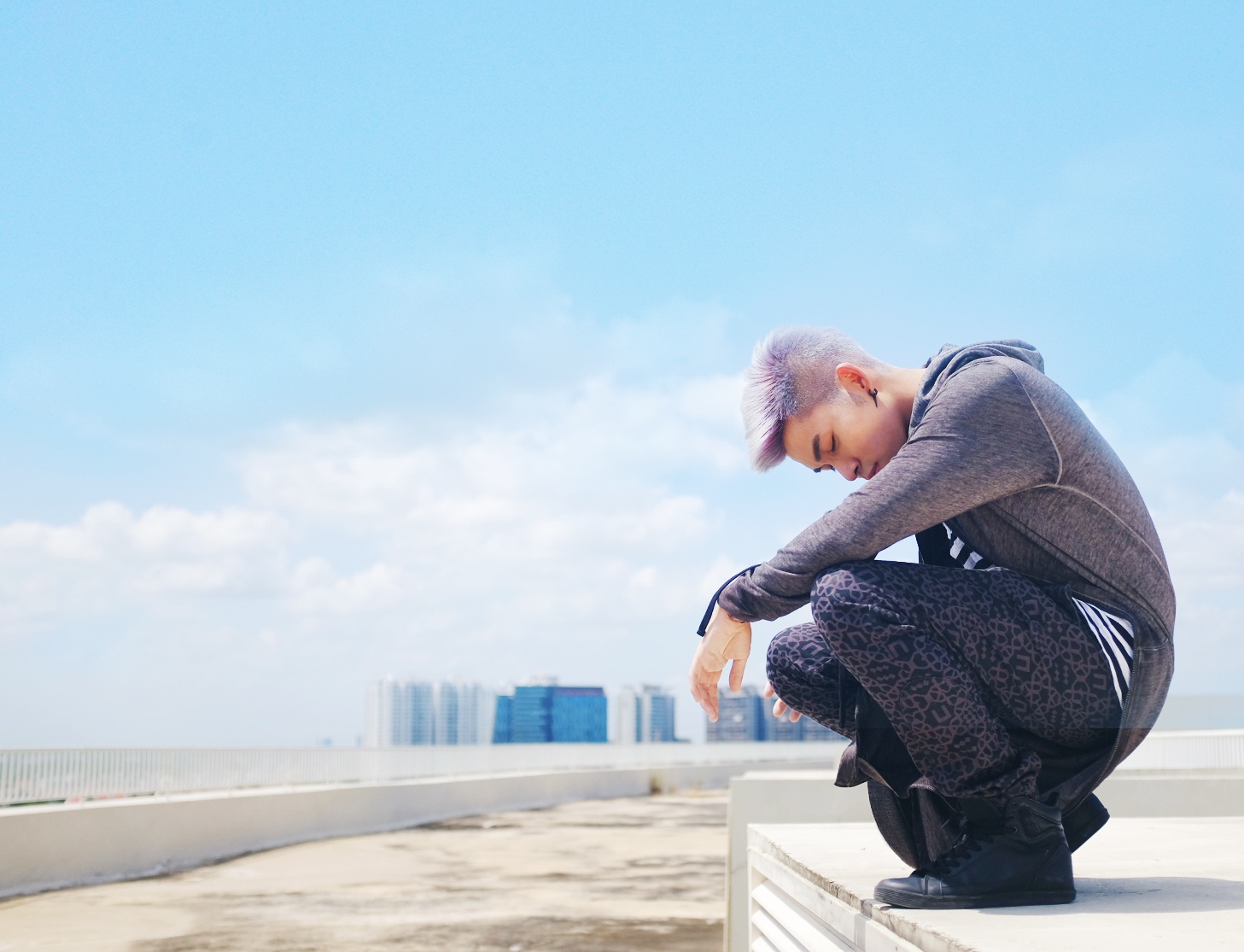 Cô đơn là sáng tác của nhạc sĩ trẻ Kai Dinh. Toàn bộ ý tưởng của MV đều do chính Jun biên kịch và chỉ đạo sản xuất. Sắp tới, anh cùng 3 thành viên còn lại của nhóm 365 sẽ ra mắt MV Và như thế cùn album mới để đánh dấu chặng đường 5 năm của nhóm.