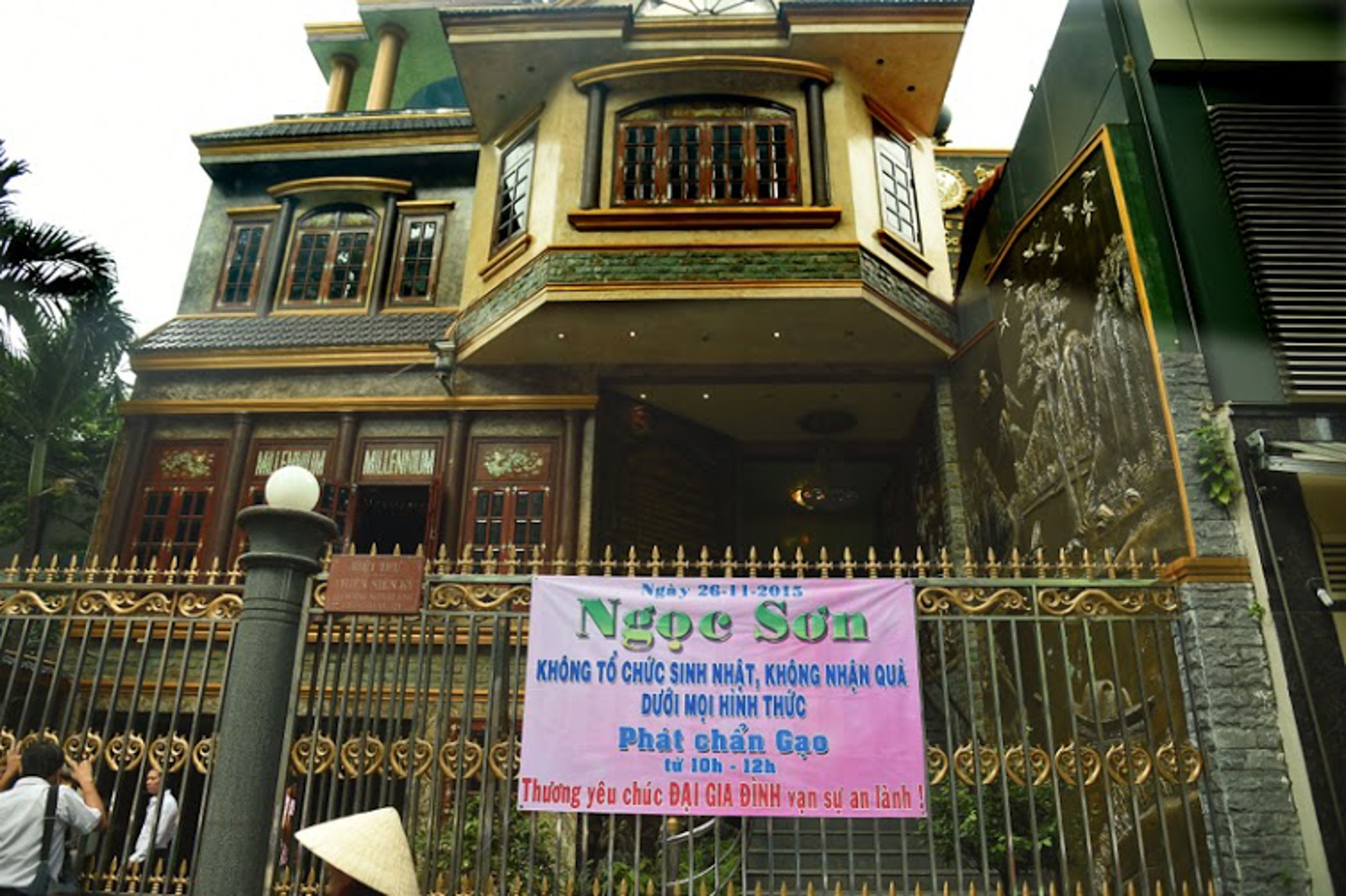 Nam ca sĩ treo băng rôn trước đó một ngày với hàng chữ: “Ngày 26/11, Ngọc Sơn không tổ chức sinh nhật, không nhận quà biếu dưới mọi hình thức. Từ 10-12h tổ chức phát chẩn gạo. Chúc đại gia đình vạn sự an lành”.