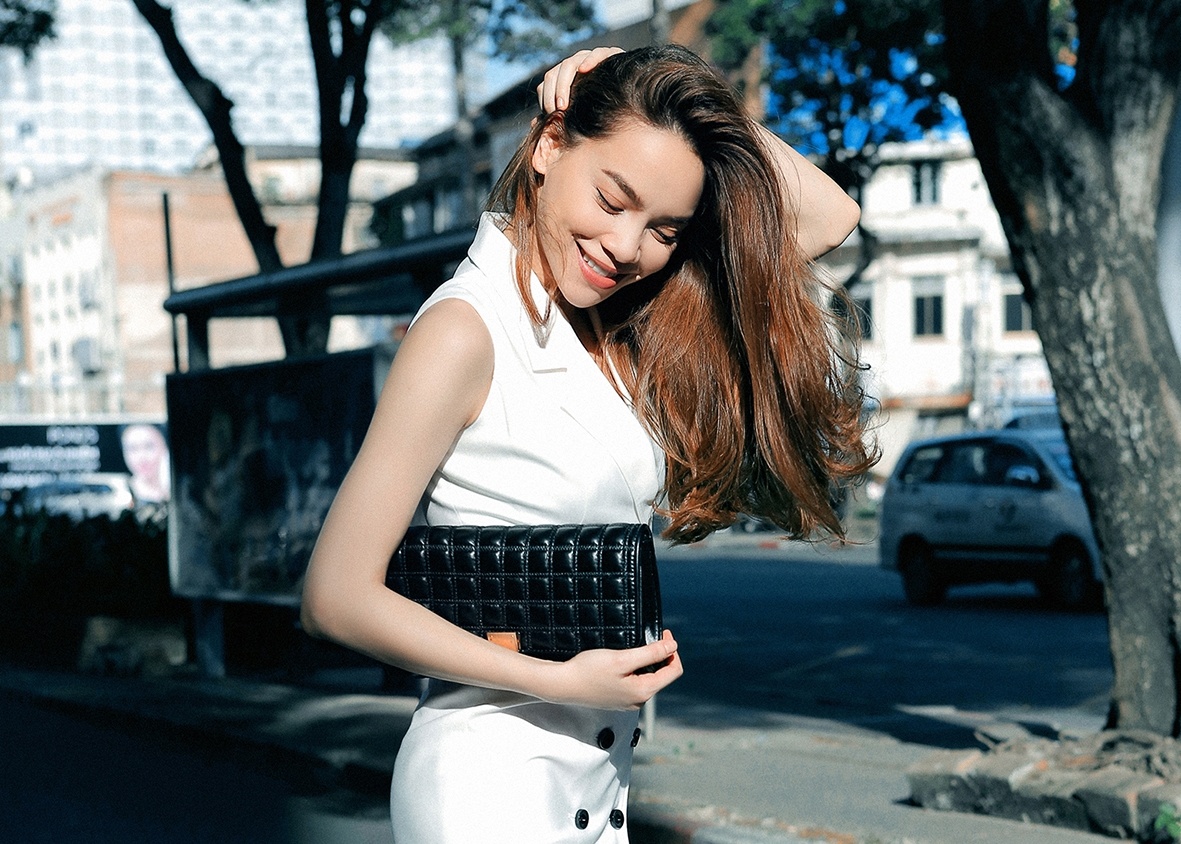 Bi quyet dien trang phuc dao pho dep nhu Ho Ngoc Ha hinh anh