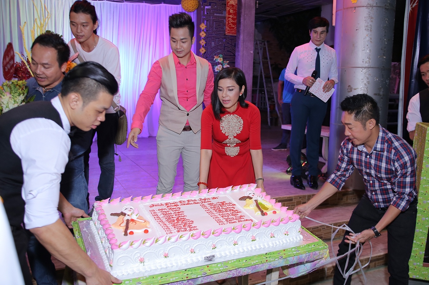 Ngoài các tiết mục văn nghệ giao lưu, các nghệ sĩ 