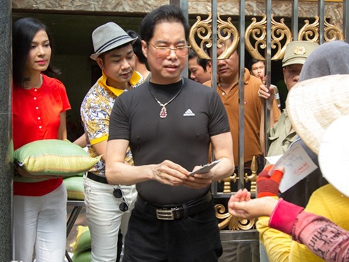 Ngoc Son phat 5 tan gao va tien cho dan ngheo dip sinh nhat hinh anh