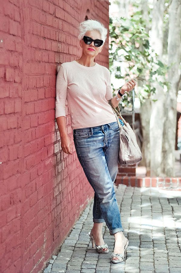 Một cách thẳng thắn thì ở lứa tuổi này phụ nữ hay đàn ông đều không dành nhiều thời gian cho chuyện ăn mặc và việc chạy theo xu hướng đôi khi bị cho rằng kệch cỡm trong mắt nhiều người.