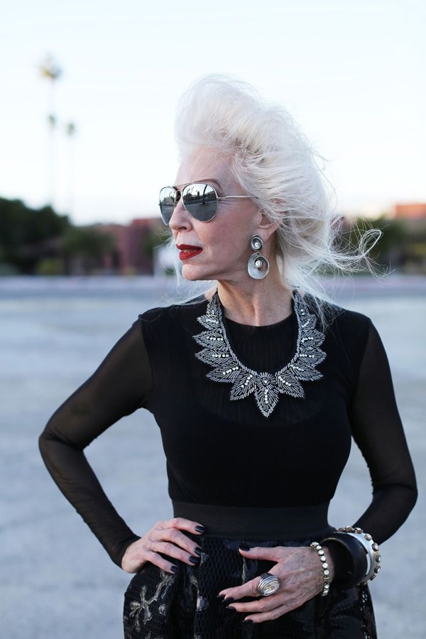 Tuy nhiên, có nhiều quý bà, quý ông dù ở độ tuổi U50, U60, U70... nhưng họ dành sự quan tâm lớn đến thời trang