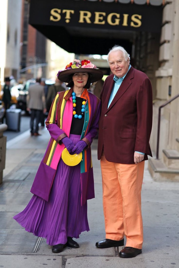 Họ cũng hoàn toàn tự tin với những bộ cánh nhiều màu sắc sặc sỡ và hân hoan dạo bước trên đường phố hay đến nhà bạn bè.