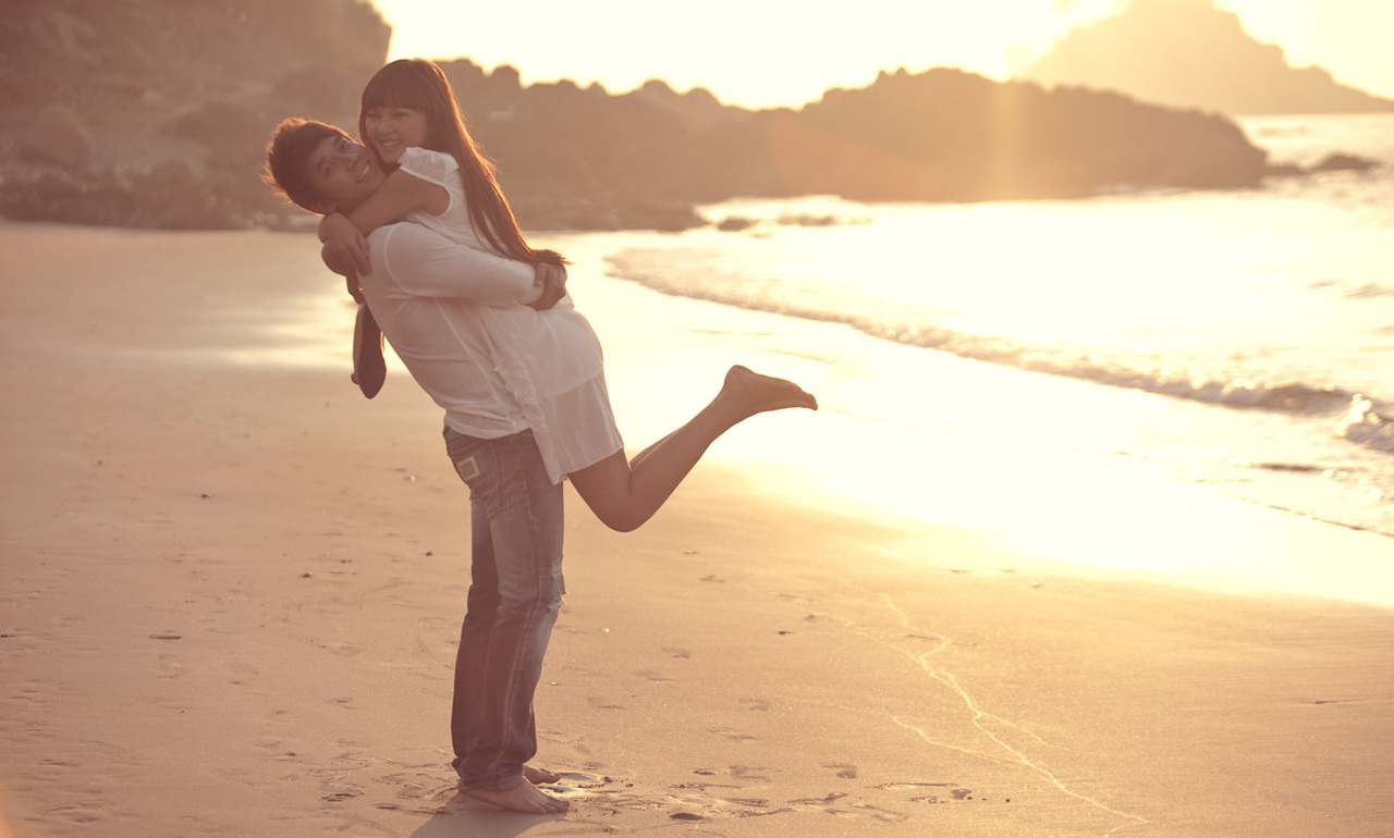 Trong khi dư luận tỏ ra quan tâm hơn với chuyện tình của Hải Băng và Tiến Dũng, thì Lê Hoàng và hot girl Việt Huê đã khéo léo duy trì tình yêu của họ được 3 năm.  