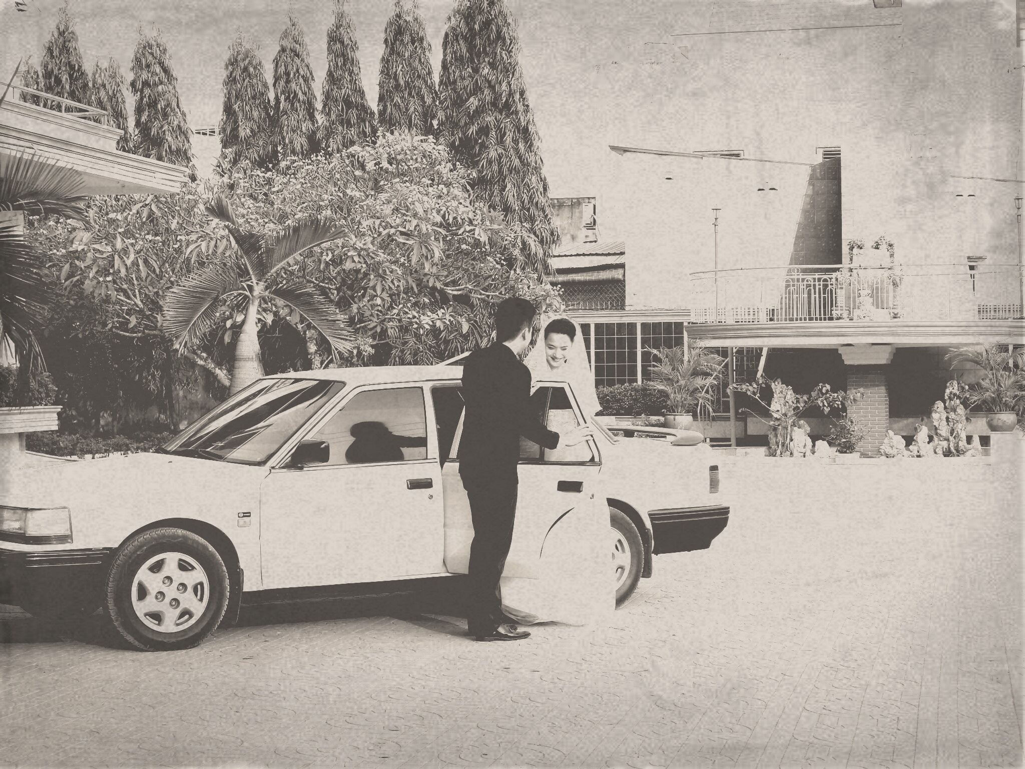 2012 là một năm đáng nhớ với nhóm The Men khi ra mắt Mini album The Men 2012 và single “Nếu không phải là em” được khán giả yêu thích và tạo ra những bản hit mới cho nhóm.  Thời điểm này, Hải Băng và Tiến Dũng công khai chuyện tình cảm chính thức vào ngày 4/5/2012. Cặp đôi nhận được nhiều sự yêu mến của người hâm mộ bởi không chỉ đẹp đôi mà còn luôn giúp đỡ, đồng hành cùng nhau trên chặng đường âm nhạc. Khi yêu, cả hai xác định đây là mối tình nghiêm túc và muốn giữ kín chuyện riêng nên họ càng nhận được sự trân trọng từ khán giả.  Vào tháng 3/2012, Hải Băng – Tiến Dũng tiếp tục khiến nhiều người ngưỡng mộ và dành cho họ những lời chúc phúc tốt đẹp khi thực hiện bộ ảnh cưới với phong cách cổ điển. Nhiều nguồn tin cho biết, cả hai sẽ kết hôn trong năm này.