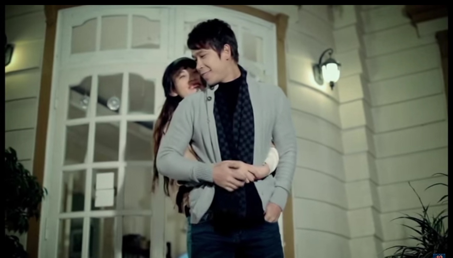 Nếu chuyện tình Hải Băng – Tiến Dũng trắc trở, thì cặp đôi Lê Hoàng – Việt Huê cũng trải qua thăng trầm. Thường xuyên đi diễn ở các tỉnh nên Lê Hoàng có rất ít thời gian ở Sài Gòn. Cựu thành viên B.O.M cũng tự nhận vẫn còn ham chơi, đa tình nên gặp những cô gái xinh xắn, dễ thương dễ bị rung động. Vì vậy, bạn gái của anh đòi chia tay vì không chịu được tính đào hoa.