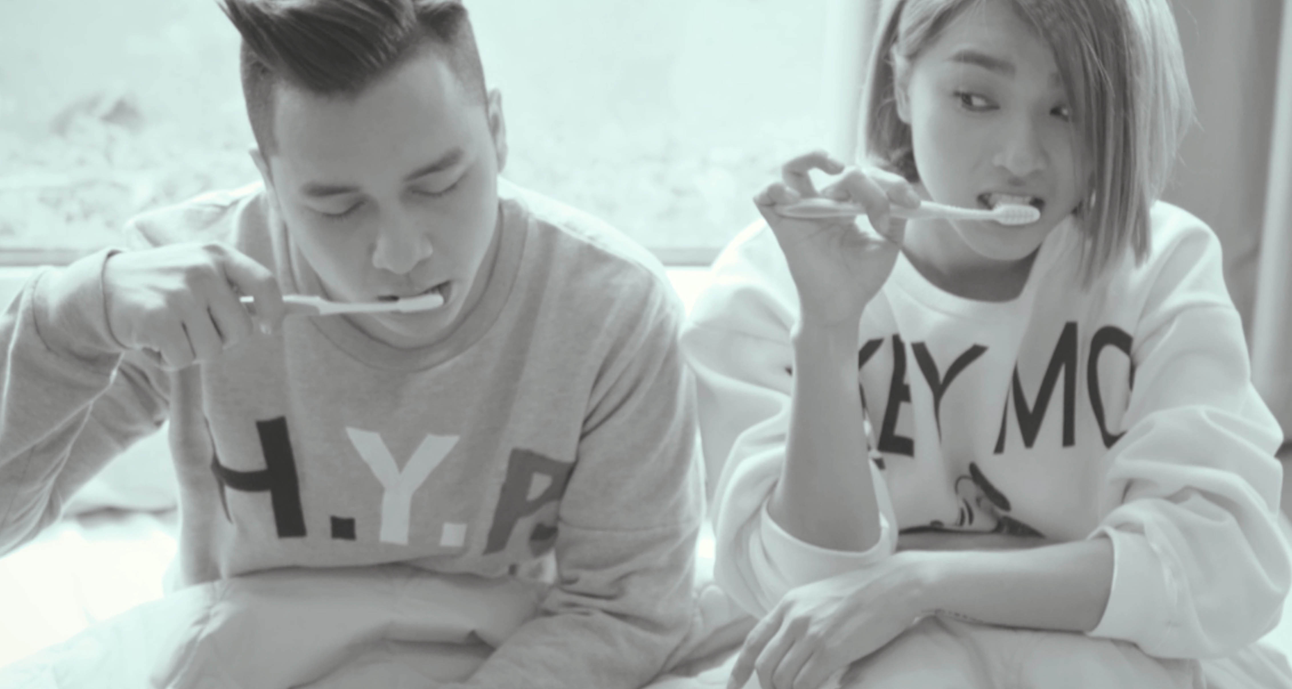 Tương tự, MV “Cứ ngỡ là mơ” của Hải Băng đã mang đến một sự bất ngờ cho fan của cô và Tiến Dũng. Cả hai đã “tái hợp” trong âm nhạc qua sự động viên khuyến khích của Lê Hoàng. Dường như, sau một cuộc tình nhiều niềm vui và nước mắt, Tiến Dũng - Hải Băng đã nhận ra họ khó tìm được một người bạn đồng cảm, một cộng sự ăn ý ngoài đối phương.