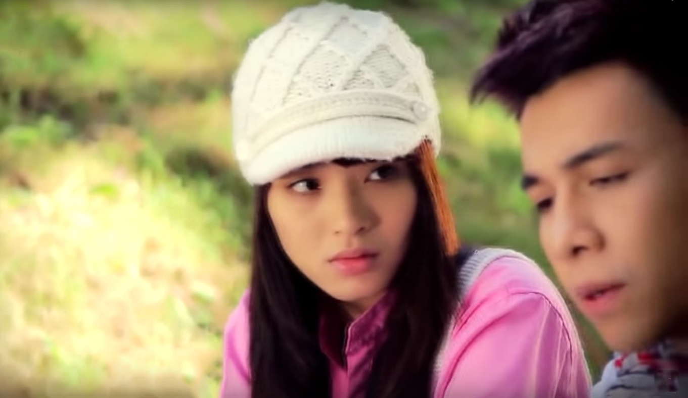 Không chỉ đảm nhận đóng vai người yêu Hải Băng trong MV, Tiến Dũng còn bỏ công sức viết kịch bản và đứng sau tư vấn cũng như hỗ trợ các dự án âm nhạc sau này của nữ ca sĩ.