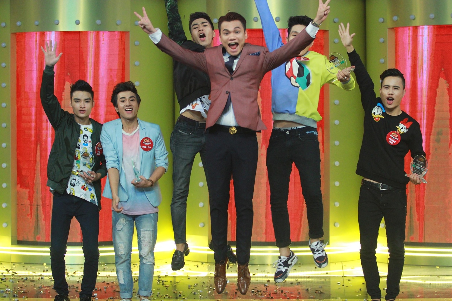 Nam ca sĩ gốc Bắc và các thí sinh tham gia chương trình.