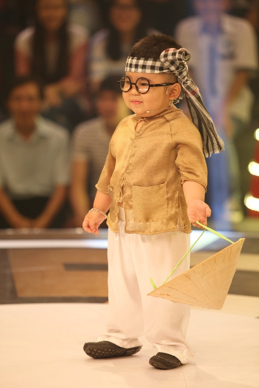 Thí sinh nhí Huỳnh Minh Hoàng với tên gọi thân thiết Kutin thể hiện khả năng hát dân ca trên sân khấu Thách thức danh hài.