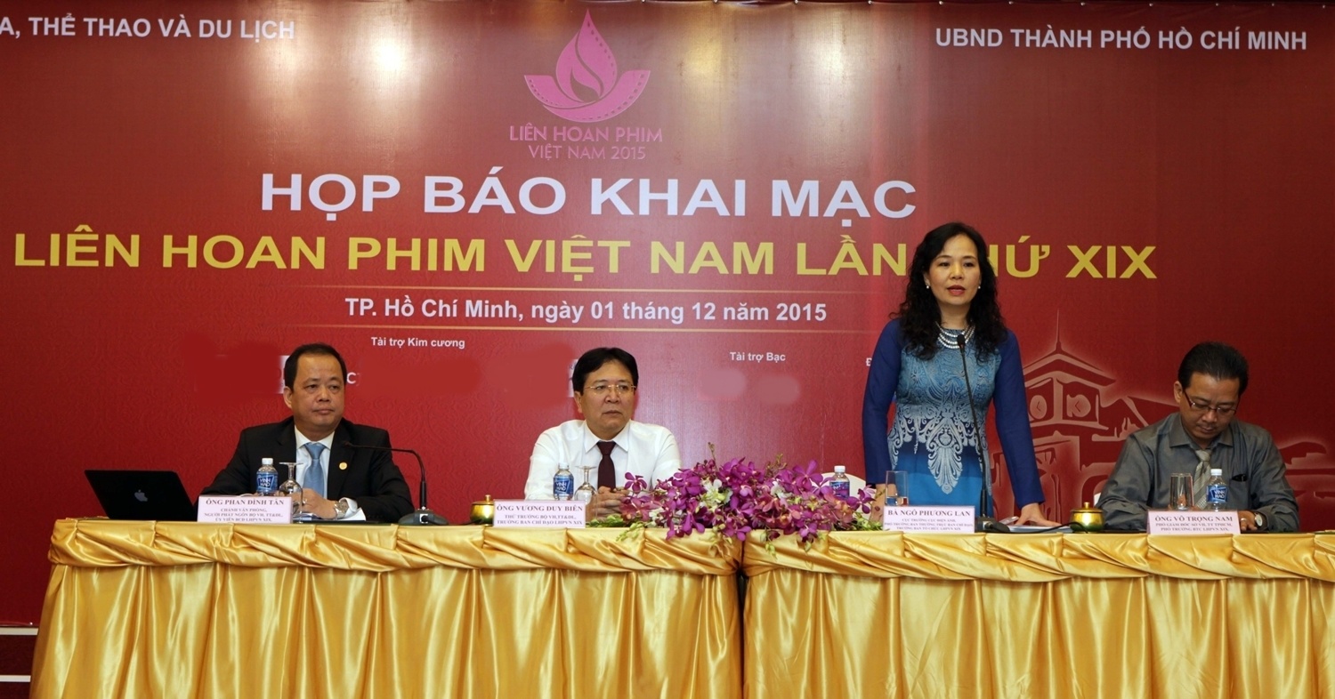 Ban chủ trì họp báo Liên hoan phim Việt Nam lần thứ 19.
