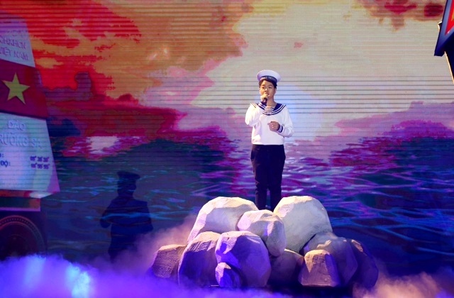 Quán quân Giọng hát Việt 2015 Đức Phúc không giấu được niềm vui khi lần đầu tham gia một chương trình lớn và ý nghĩa