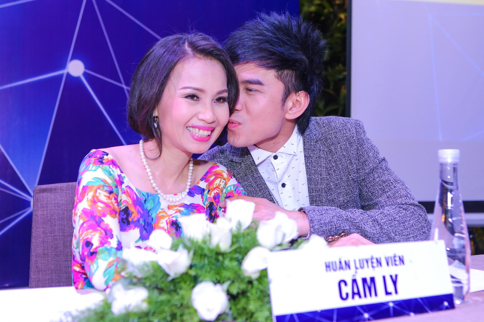 Dan Truong cham soc Cam Ly giua hop bao hinh anh